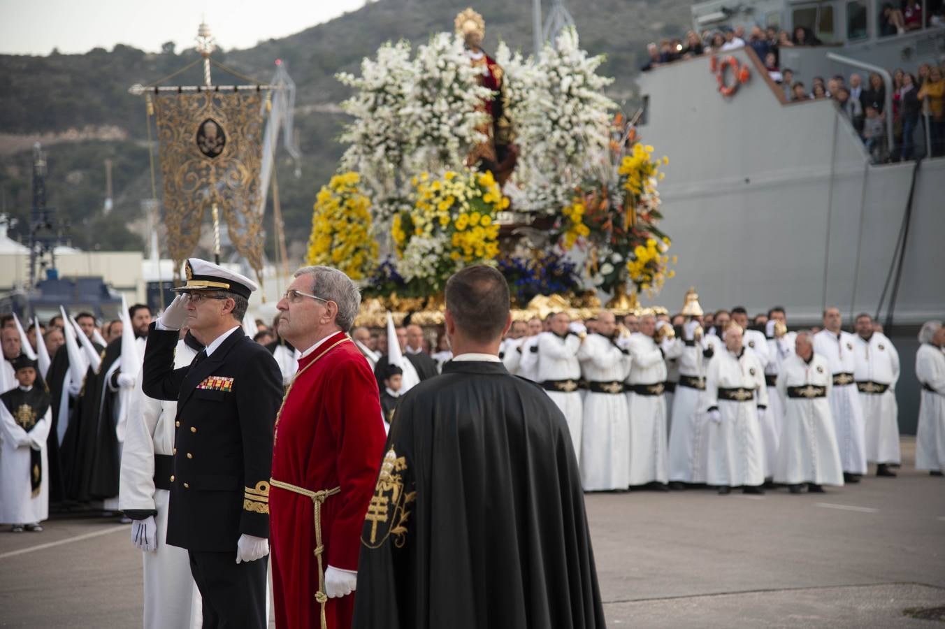 Los traslados de Juan, Pedro y Santiago entusiasman en el ocaso del Martes Santo