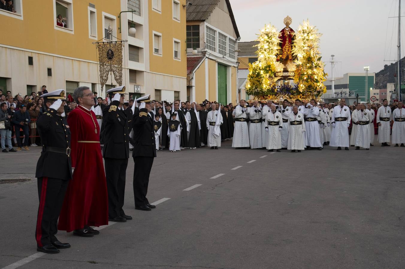 Los traslados de Juan, Pedro y Santiago entusiasman en el ocaso del Martes Santo