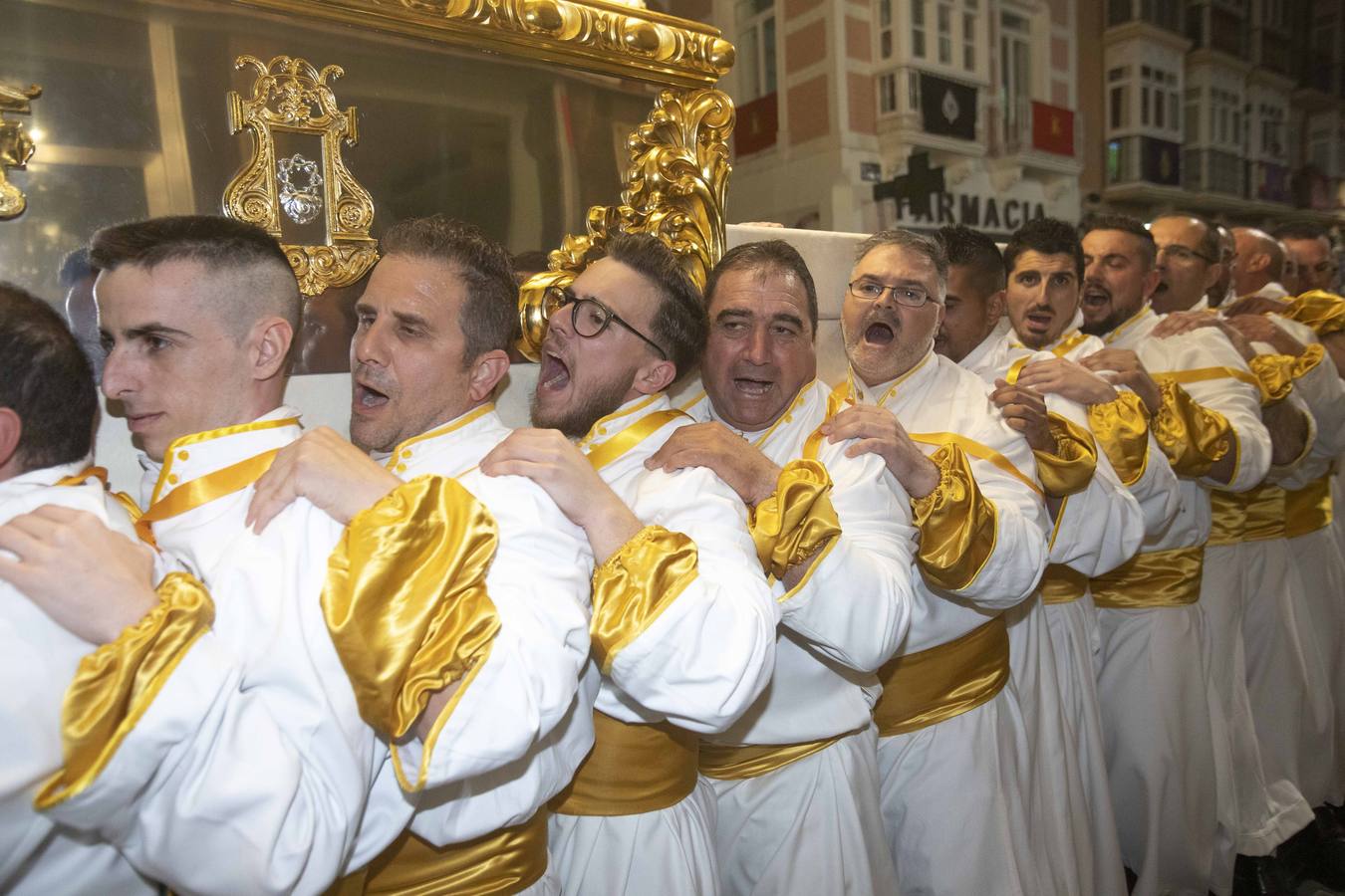 Los traslados de Juan, Pedro y Santiago entusiasman en el ocaso del Martes Santo