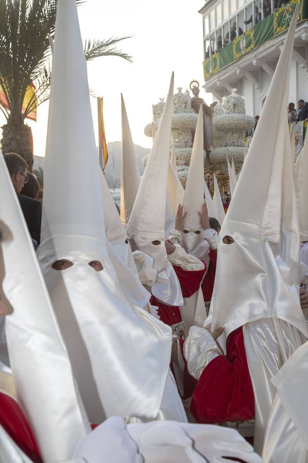 Los traslados de Juan, Pedro y Santiago entusiasman en el ocaso del Martes Santo