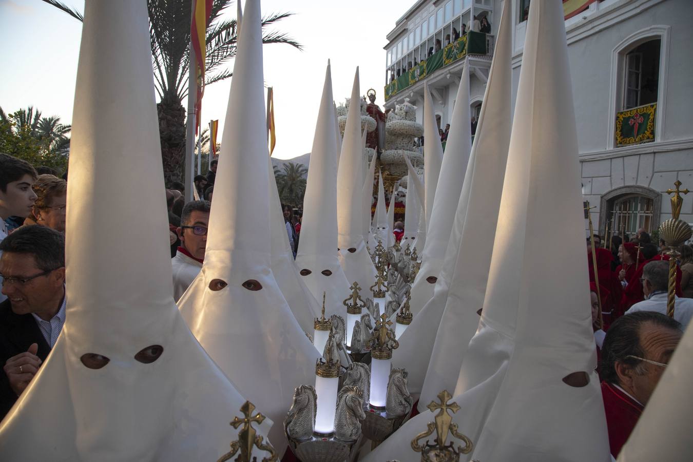 Los traslados de Juan, Pedro y Santiago entusiasman en el ocaso del Martes Santo