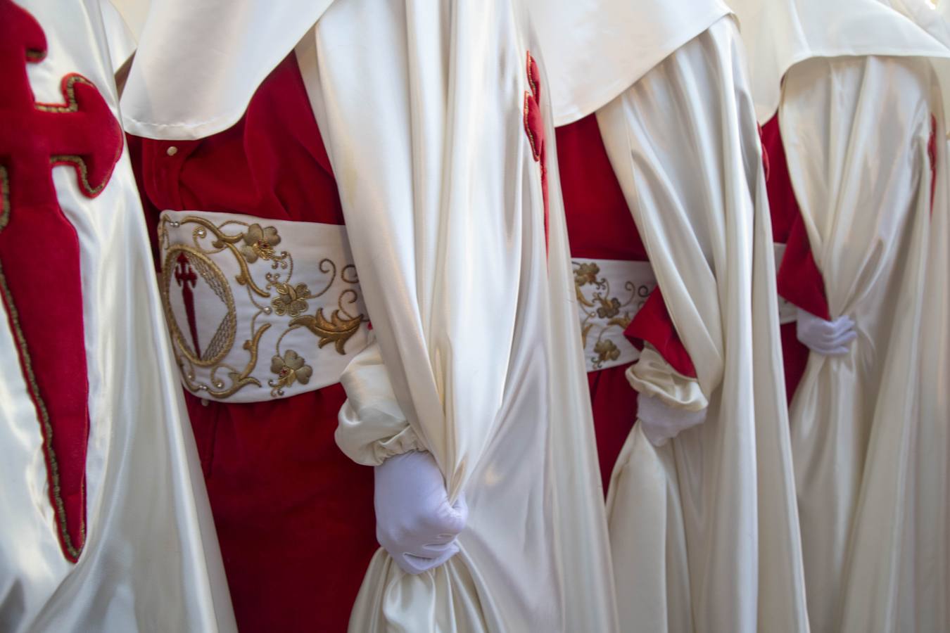 Los traslados de Juan, Pedro y Santiago entusiasman en el ocaso del Martes Santo