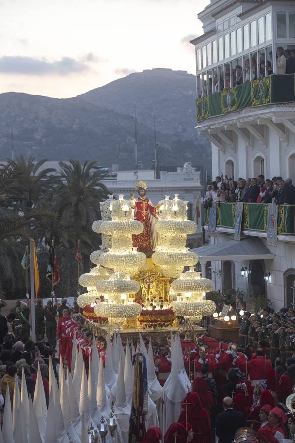 Los traslados de Juan, Pedro y Santiago entusiasman en el ocaso del Martes Santo