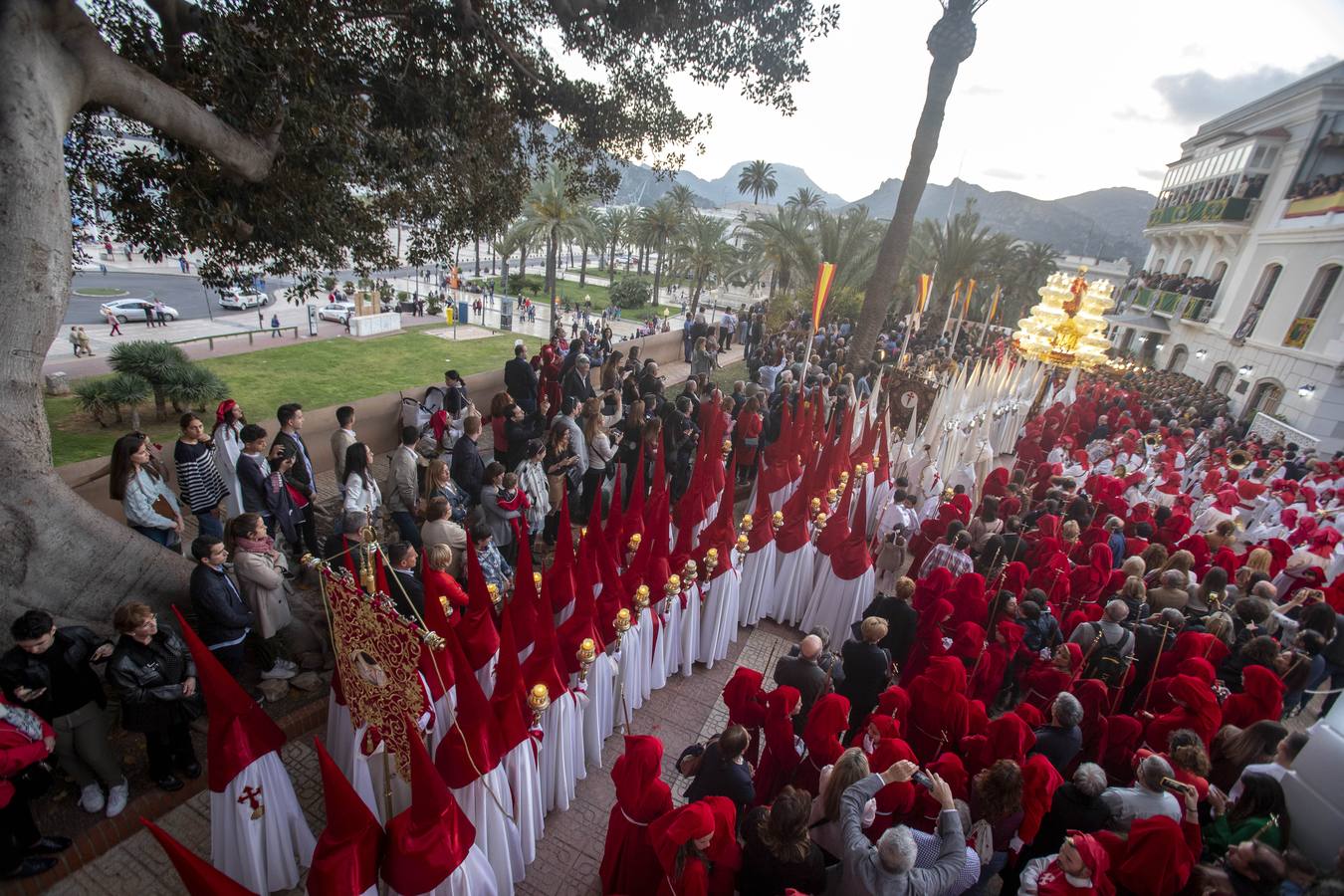 Los traslados de Juan, Pedro y Santiago entusiasman en el ocaso del Martes Santo