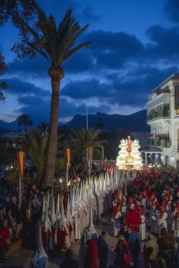 Los traslados de Juan, Pedro y Santiago entusiasman en el ocaso del Martes Santo