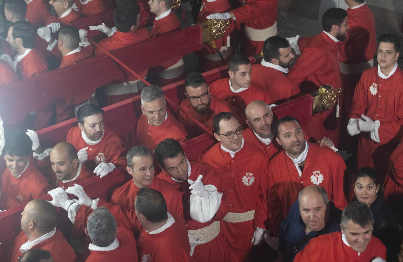 Los traslados de Juan, Pedro y Santiago entusiasman en el ocaso del Martes Santo