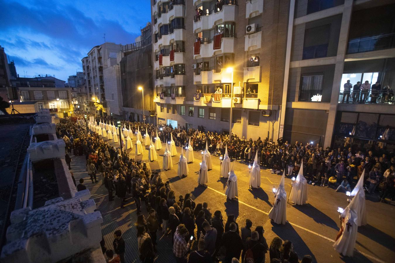 Los traslados de Juan, Pedro y Santiago entusiasman en el ocaso del Martes Santo