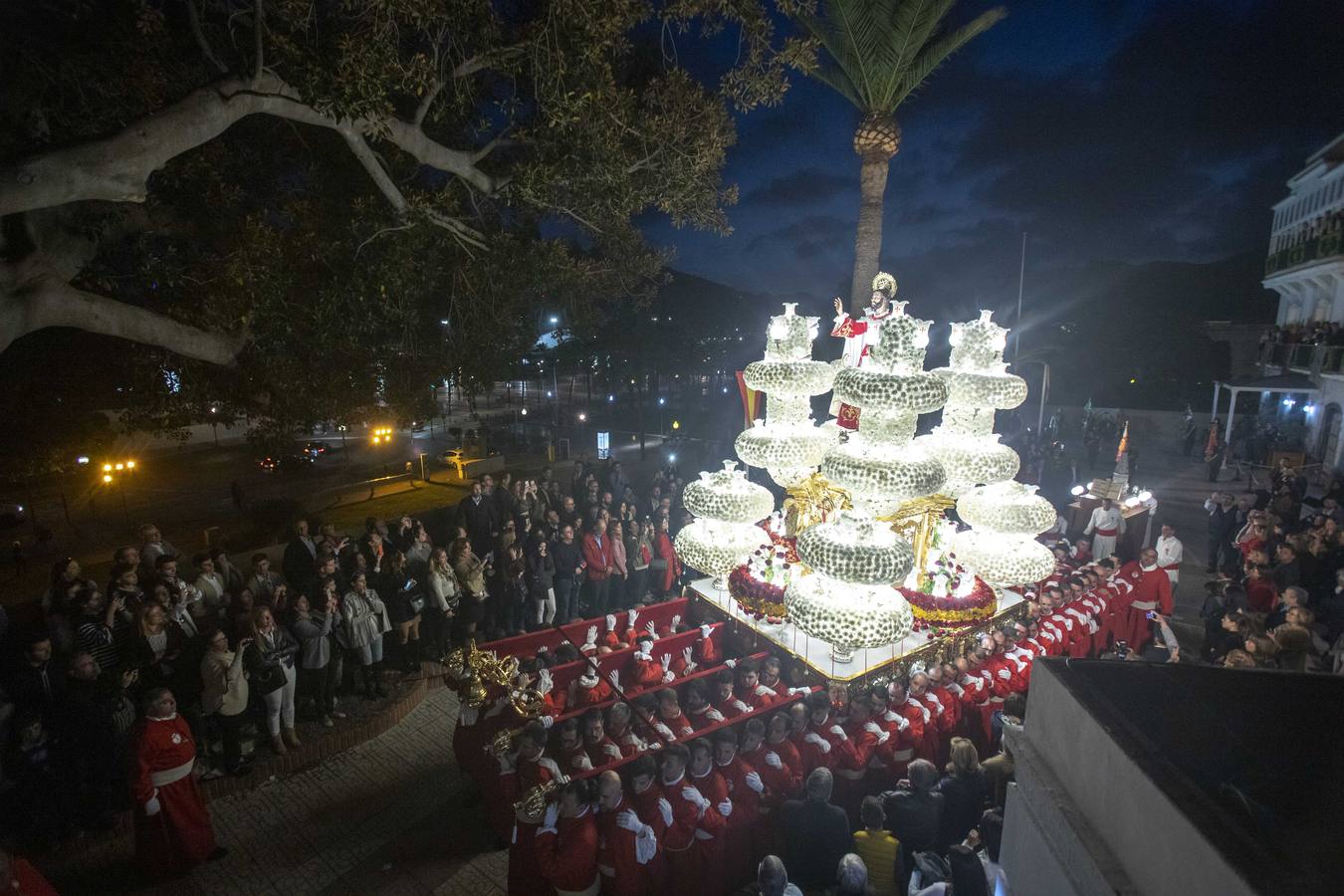 Los traslados de Juan, Pedro y Santiago entusiasman en el ocaso del Martes Santo