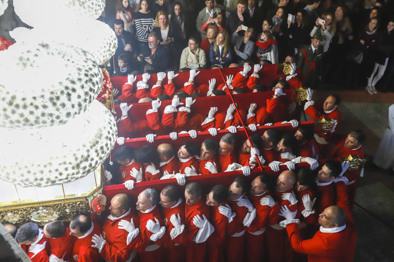 Los traslados de Juan, Pedro y Santiago entusiasman en el ocaso del Martes Santo