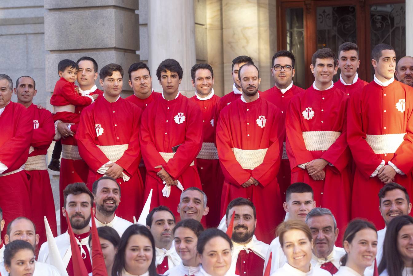 Los traslados de Juan, Pedro y Santiago entusiasman en el ocaso del Martes Santo