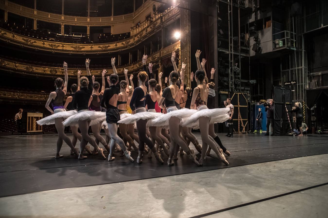 Varias bailarinas del Ballet Nacional checo participan en un ensayo general de «El lago de los cisnes» en el escenario del Teatro Nacional en Praga (República Checa). El Ballet Nacional checo es la primera gran compañía que ha conseguido la aprobación para representar la pieza fuera de Alemania. 