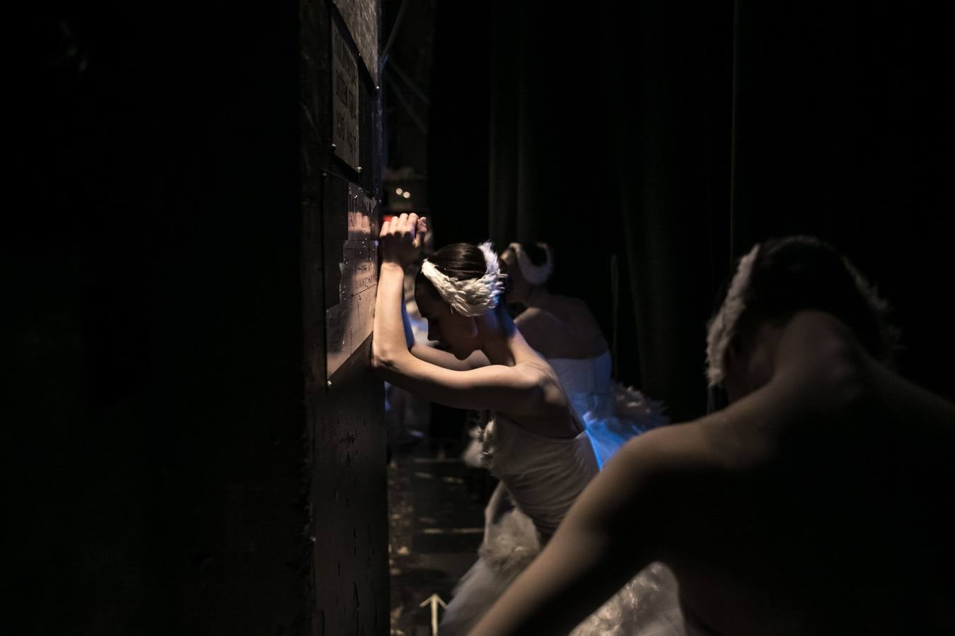 Varias bailarinas del Ballet Nacional checo participan en un ensayo general de «El lago de los cisnes» en el escenario del Teatro Nacional en Praga (República Checa). El Ballet Nacional checo es la primera gran compañía que ha conseguido la aprobación para representar la pieza fuera de Alemania. 