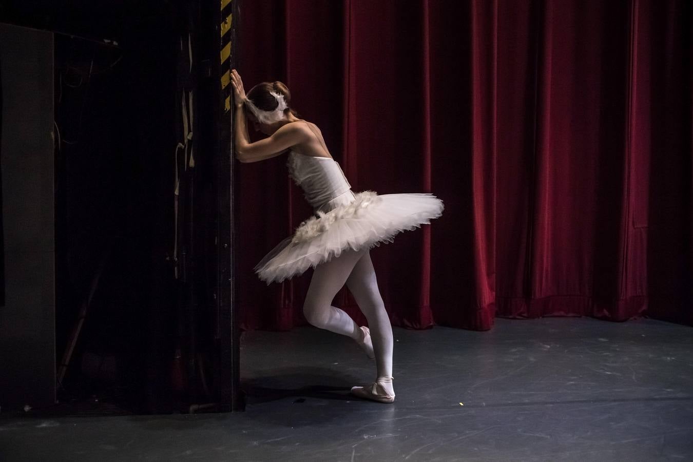 Varias bailarinas del Ballet Nacional checo participan en un ensayo general de «El lago de los cisnes» en el escenario del Teatro Nacional en Praga (República Checa). El Ballet Nacional checo es la primera gran compañía que ha conseguido la aprobación para representar la pieza fuera de Alemania. 
