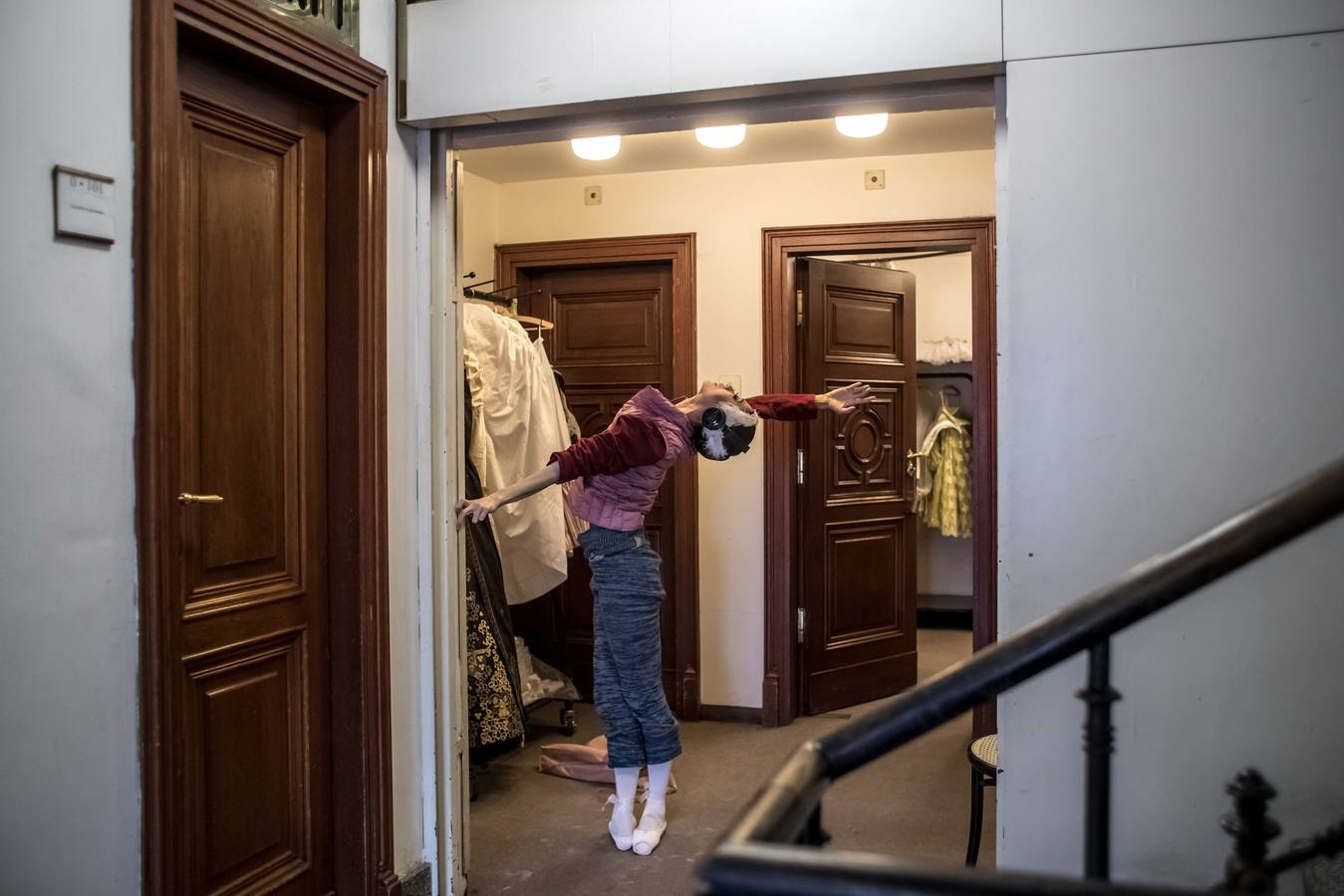 Varias bailarinas del Ballet Nacional checo participan en un ensayo general de «El lago de los cisnes» en el escenario del Teatro Nacional en Praga (República Checa). El Ballet Nacional checo es la primera gran compañía que ha conseguido la aprobación para representar la pieza fuera de Alemania. 
