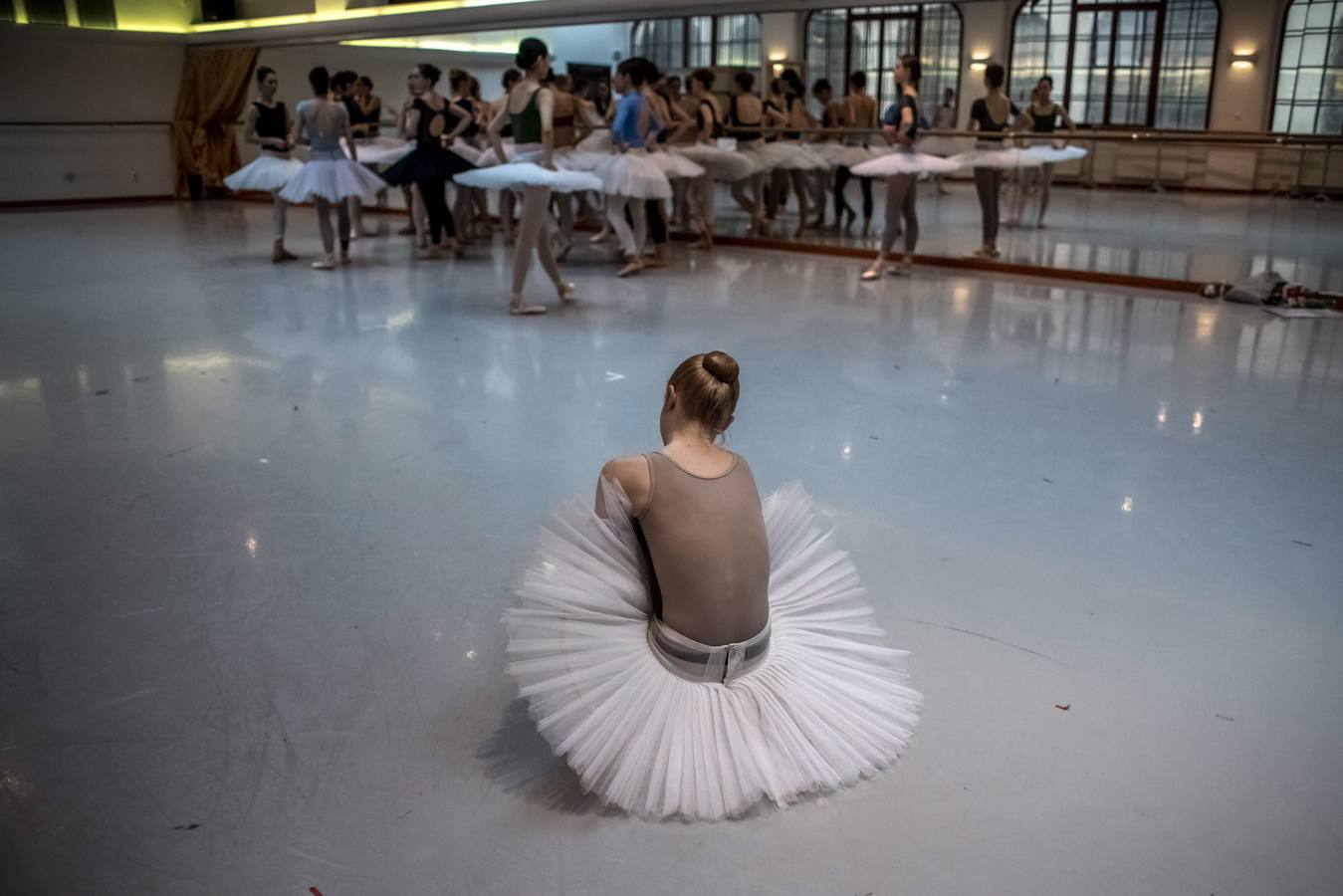 Varias bailarinas del Ballet Nacional checo participan en un ensayo general de «El lago de los cisnes» en el escenario del Teatro Nacional en Praga (República Checa). El Ballet Nacional checo es la primera gran compañía que ha conseguido la aprobación para representar la pieza fuera de Alemania. 