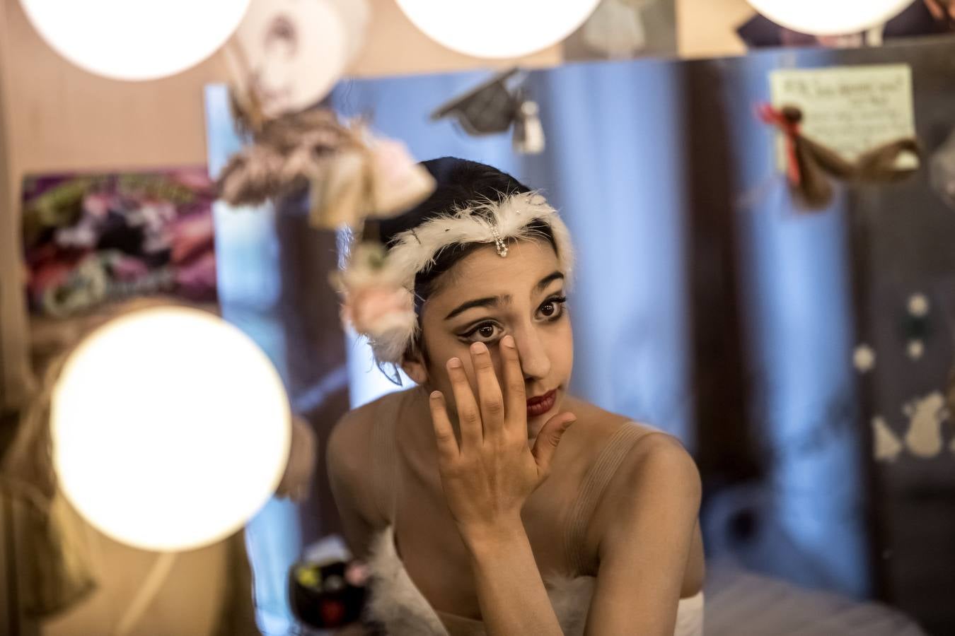 Varias bailarinas del Ballet Nacional checo participan en un ensayo general de «El lago de los cisnes» en el escenario del Teatro Nacional en Praga (República Checa). El Ballet Nacional checo es la primera gran compañía que ha conseguido la aprobación para representar la pieza fuera de Alemania. 