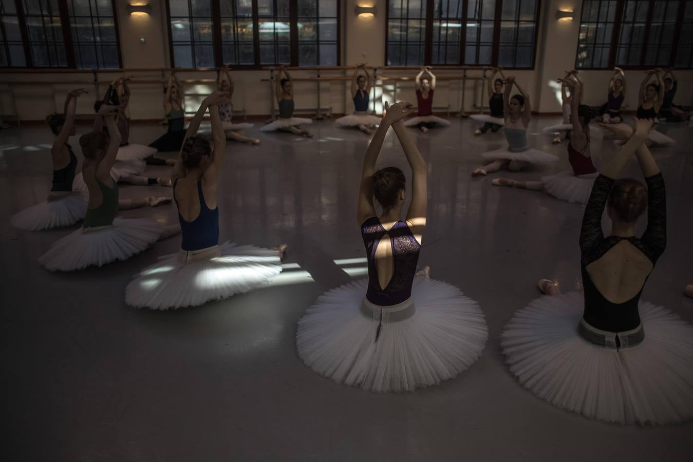 Varias bailarinas del Ballet Nacional checo participan en un ensayo general de «El lago de los cisnes» en el escenario del Teatro Nacional en Praga (República Checa). El Ballet Nacional checo es la primera gran compañía que ha conseguido la aprobación para representar la pieza fuera de Alemania. 