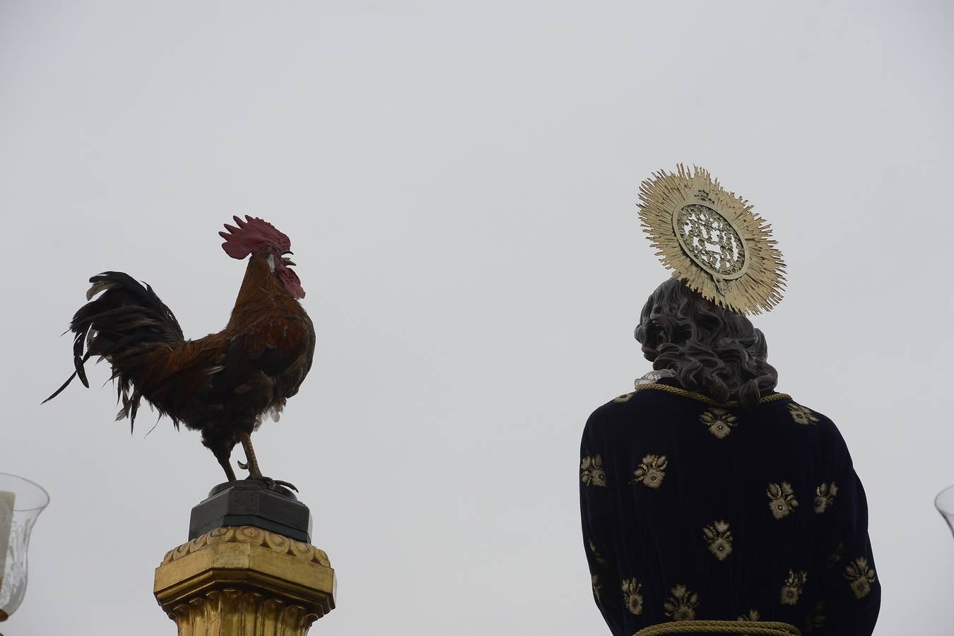 Miles de penitentes, estantes y mayordomos se sumaron a otros tantos murcianos que un año más colmaron la carrera