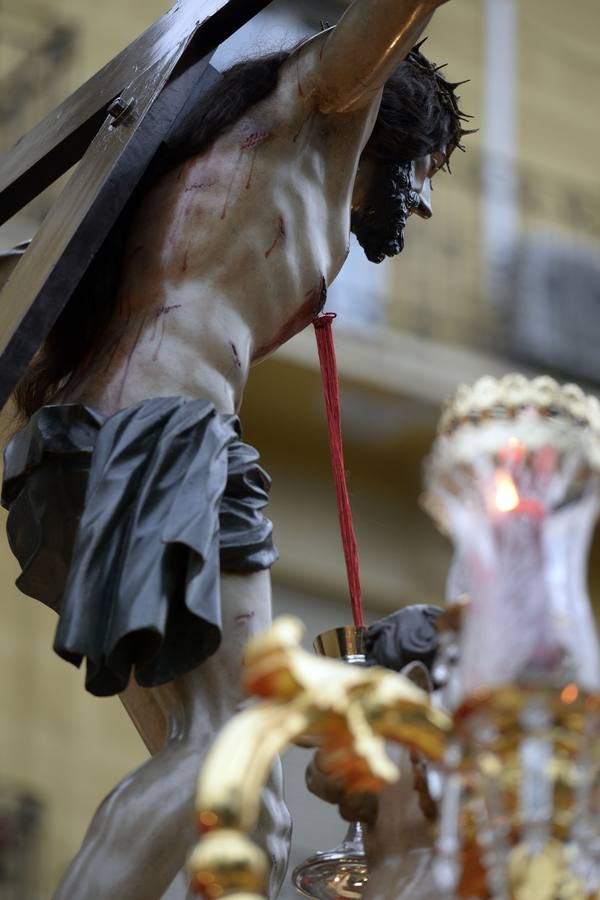 Miles de penitentes, estantes y mayordomos se sumaron a otros tantos murcianos que un año más colmaron la carrera