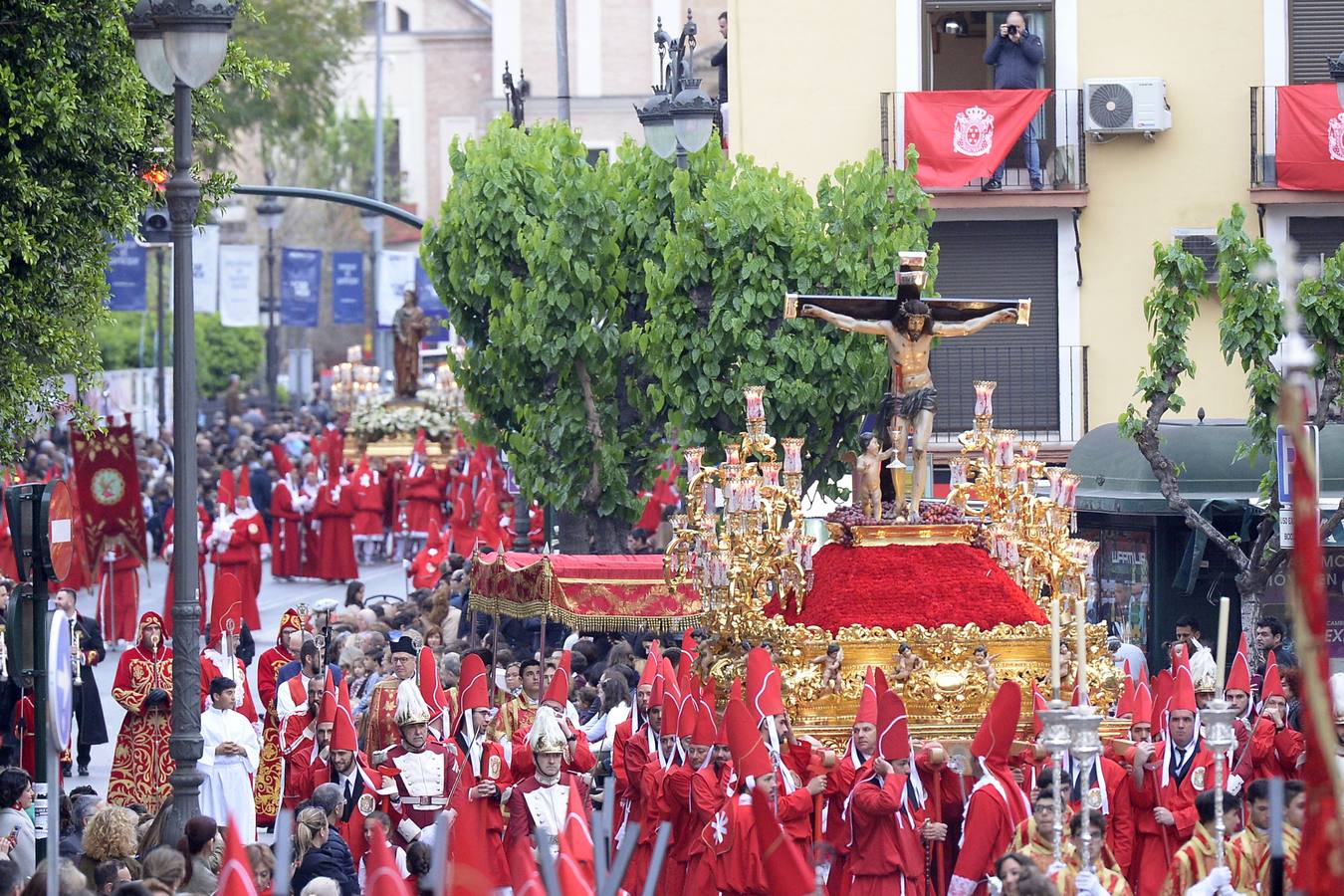 Miles de penitentes, estantes y mayordomos se sumaron a otros tantos murcianos que un año más colmaron la carrera