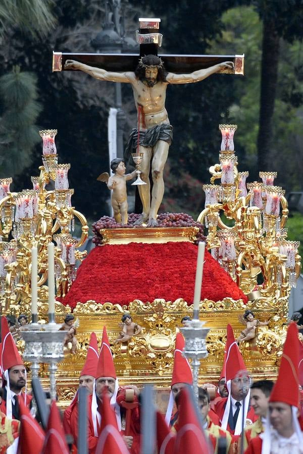 Miles de penitentes, estantes y mayordomos se sumaron a otros tantos murcianos que un año más colmaron la carrera