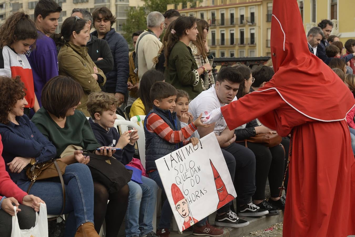 Miles de penitentes, estantes y mayordomos se sumaron a otros tantos murcianos que un año más colmaron la carrera