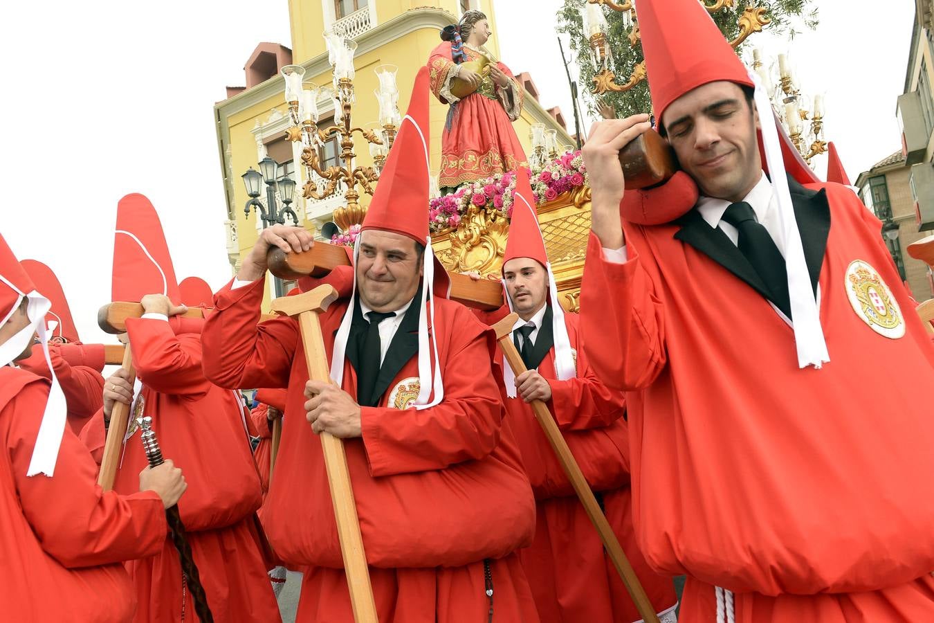 Miles de penitentes, estantes y mayordomos se sumaron a otros tantos murcianos que un año más colmaron la carrera