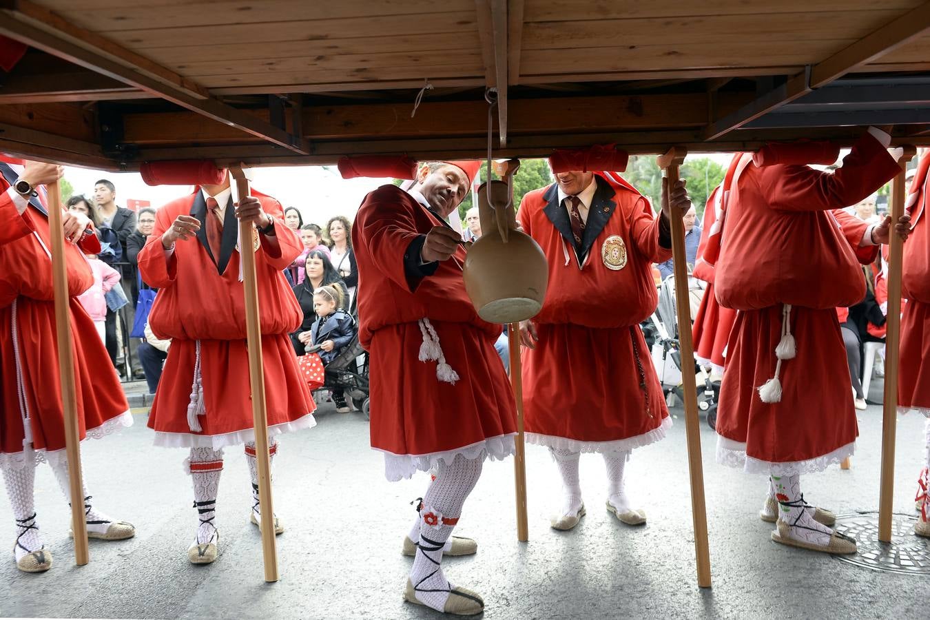 Miles de penitentes, estantes y mayordomos se sumaron a otros tantos murcianos que un año más colmaron la carrera