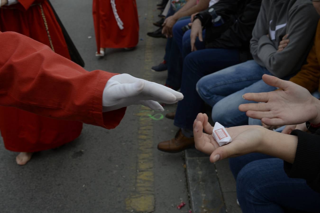 Miles de penitentes, estantes y mayordomos se sumaron a otros tantos murcianos que un año más colmaron la carrera