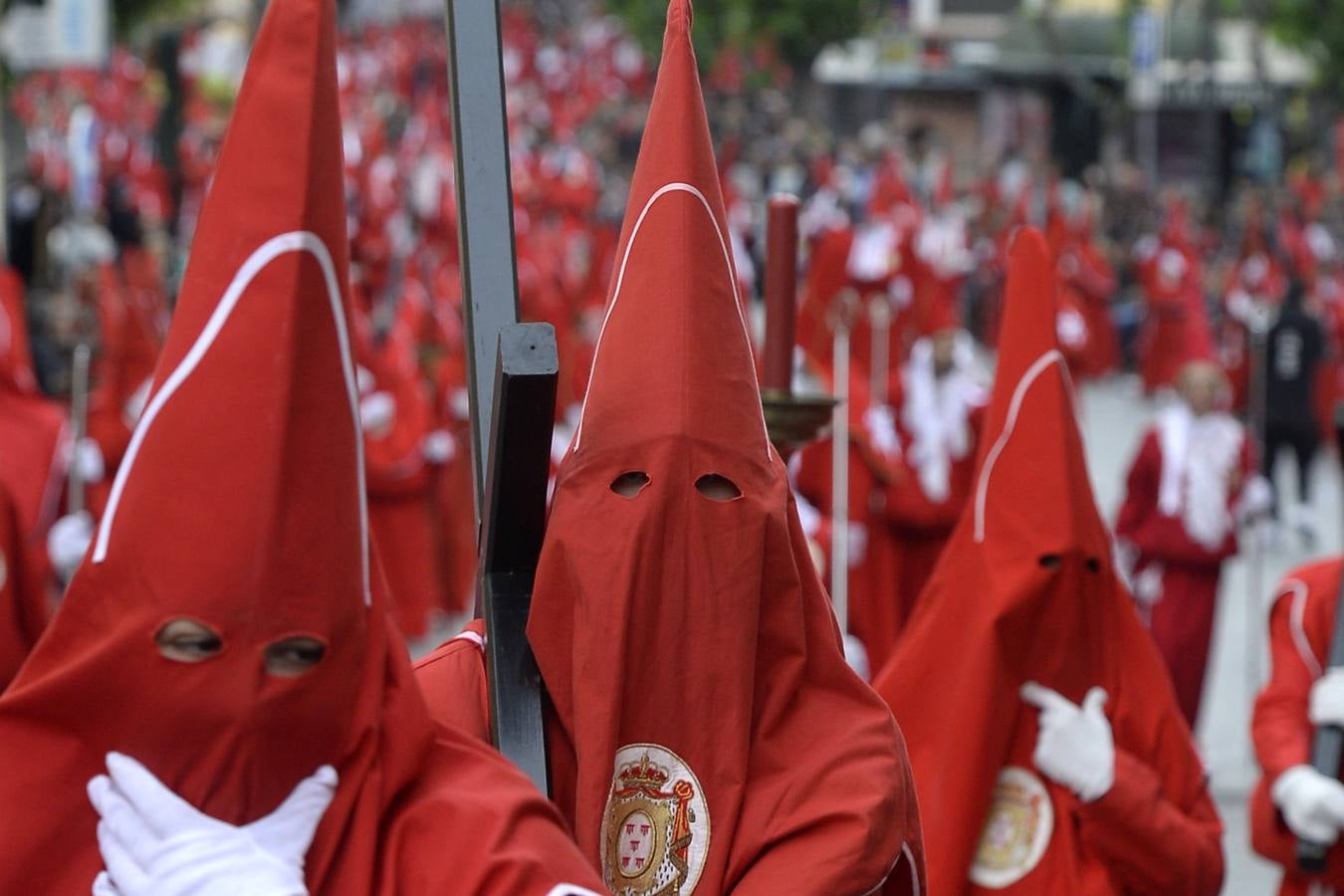 Miles de penitentes, estantes y mayordomos se sumaron a otros tantos murcianos que un año más colmaron la carrera