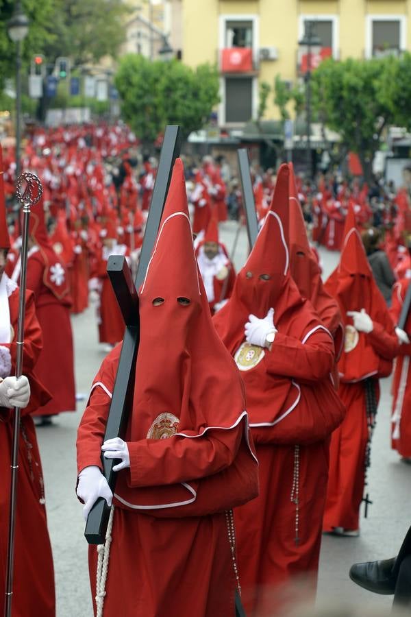 Miles de penitentes, estantes y mayordomos se sumaron a otros tantos murcianos que un año más colmaron la carrera