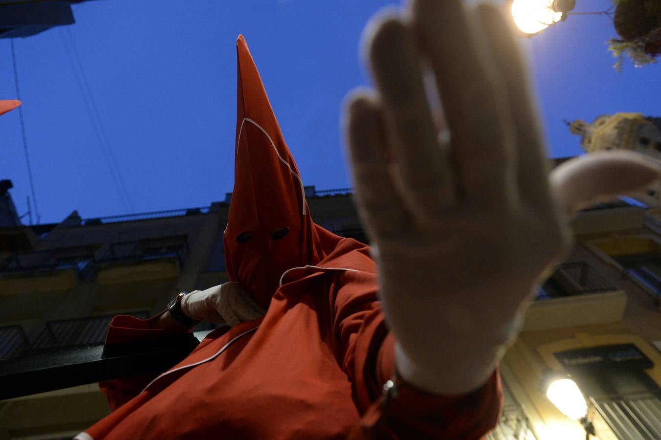 Miles de penitentes, estantes y mayordomos se sumaron a otros tantos murcianos que un año más colmaron la carrera