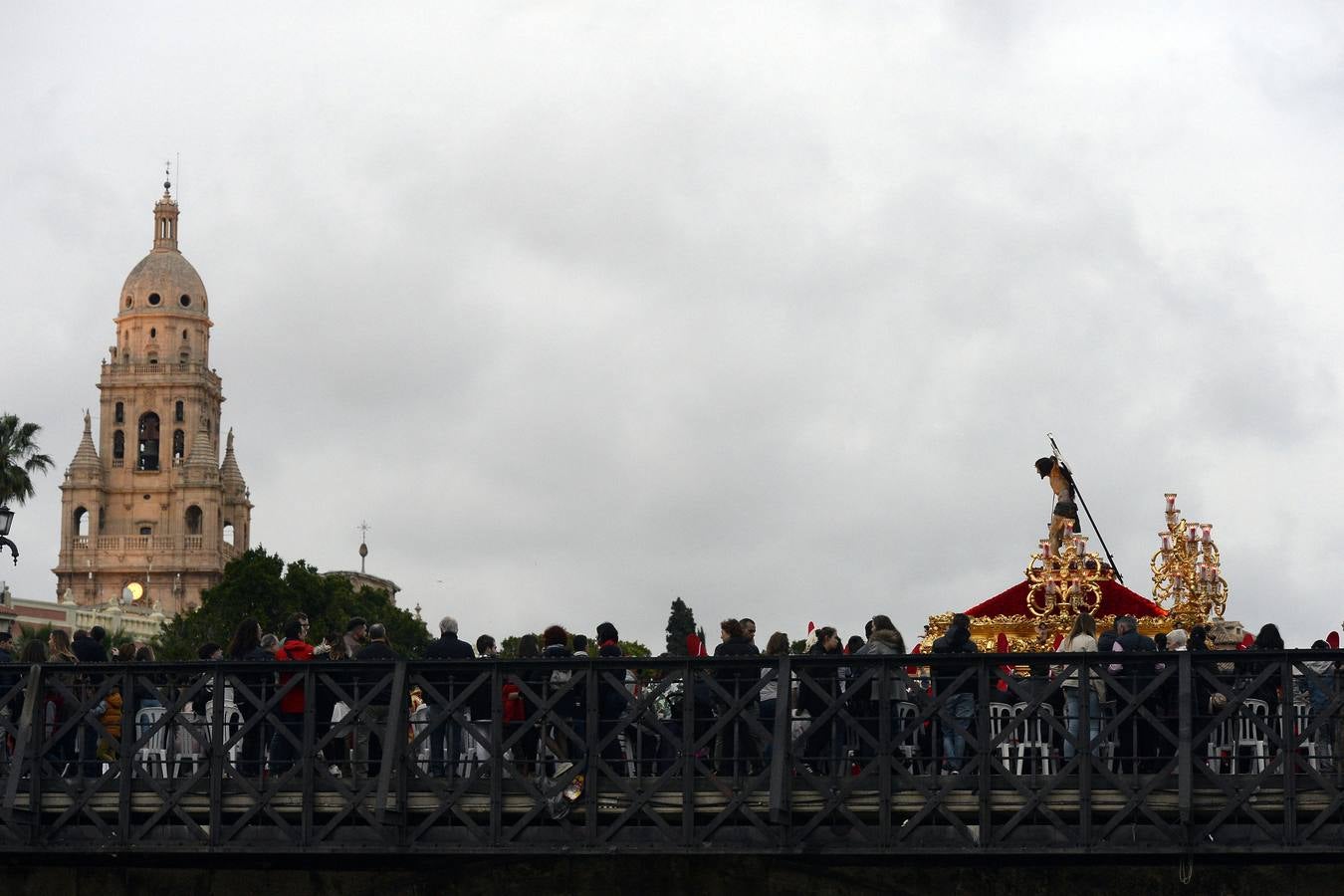 Miles de penitentes, estantes y mayordomos se sumaron a otros tantos murcianos que un año más colmaron la carrera