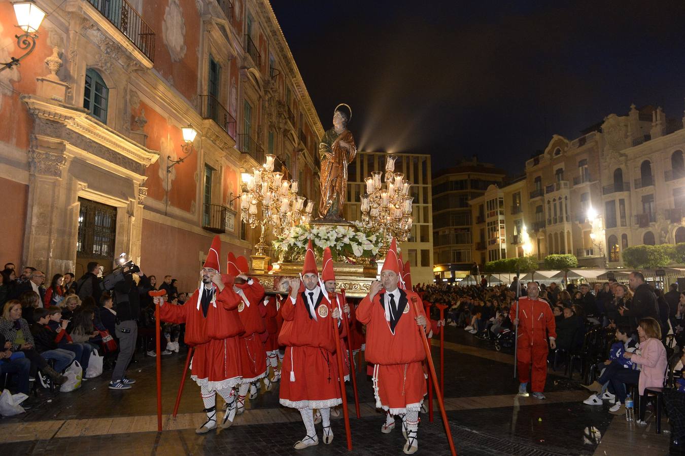 Miles de penitentes, estantes y mayordomos se sumaron a otros tantos murcianos que un año más colmaron la carrera