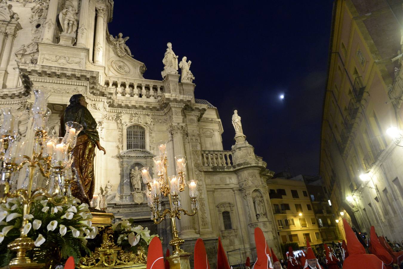 Miles de penitentes, estantes y mayordomos se sumaron a otros tantos murcianos que un año más colmaron la carrera