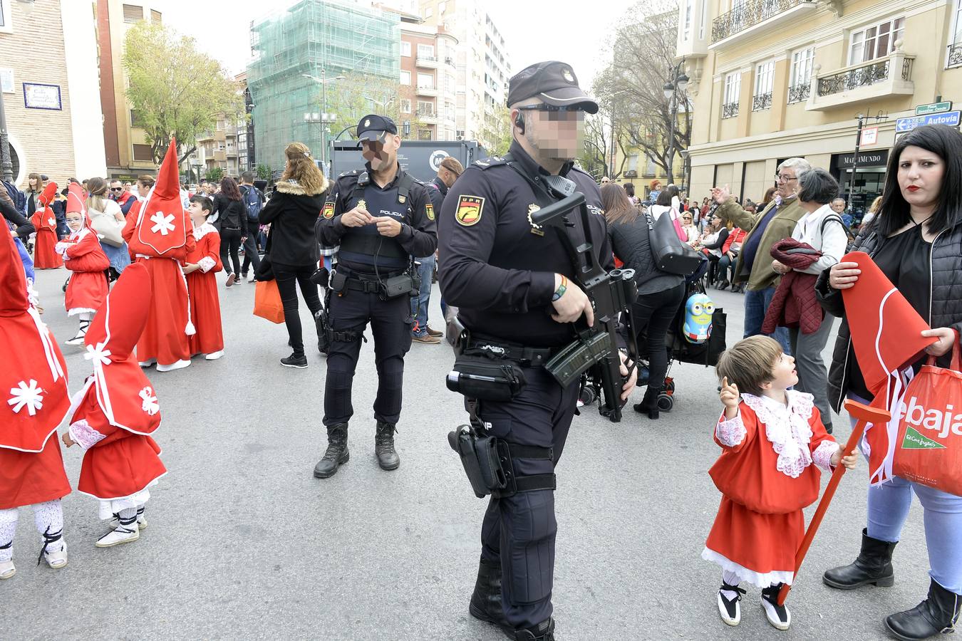 Miles de penitentes, estantes y mayordomos se sumaron a otros tantos murcianos que un año más colmaron la carrera