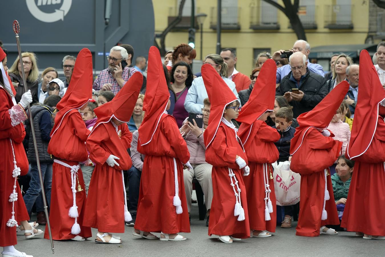 Miles de penitentes, estantes y mayordomos se sumaron a otros tantos murcianos que un año más colmaron la carrera