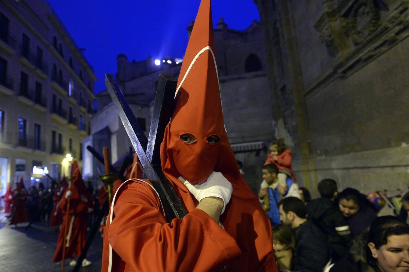 Miles de penitentes, estantes y mayordomos se sumaron a otros tantos murcianos que un año más colmaron la carrera