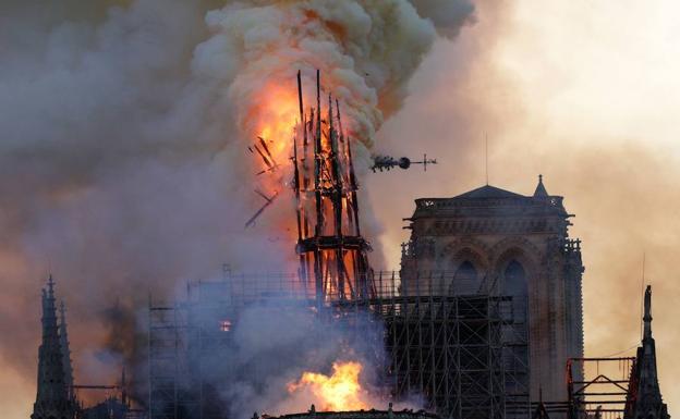 Momento en el que se derrumba en llamas de la aguja de la catedral de Notre Dame.