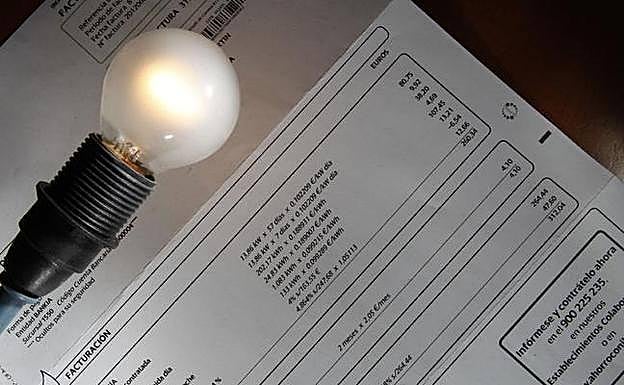 La OCU explica cómo ahorrar hasta 250 euros en la factura de la luz