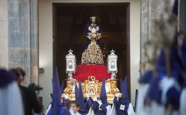 El trono de Nuestro Padre Jesús del Rescate, titular de la procesión, realiza su salida desde la iglesia de San Juan Bautista, portado por 30 estantes. 