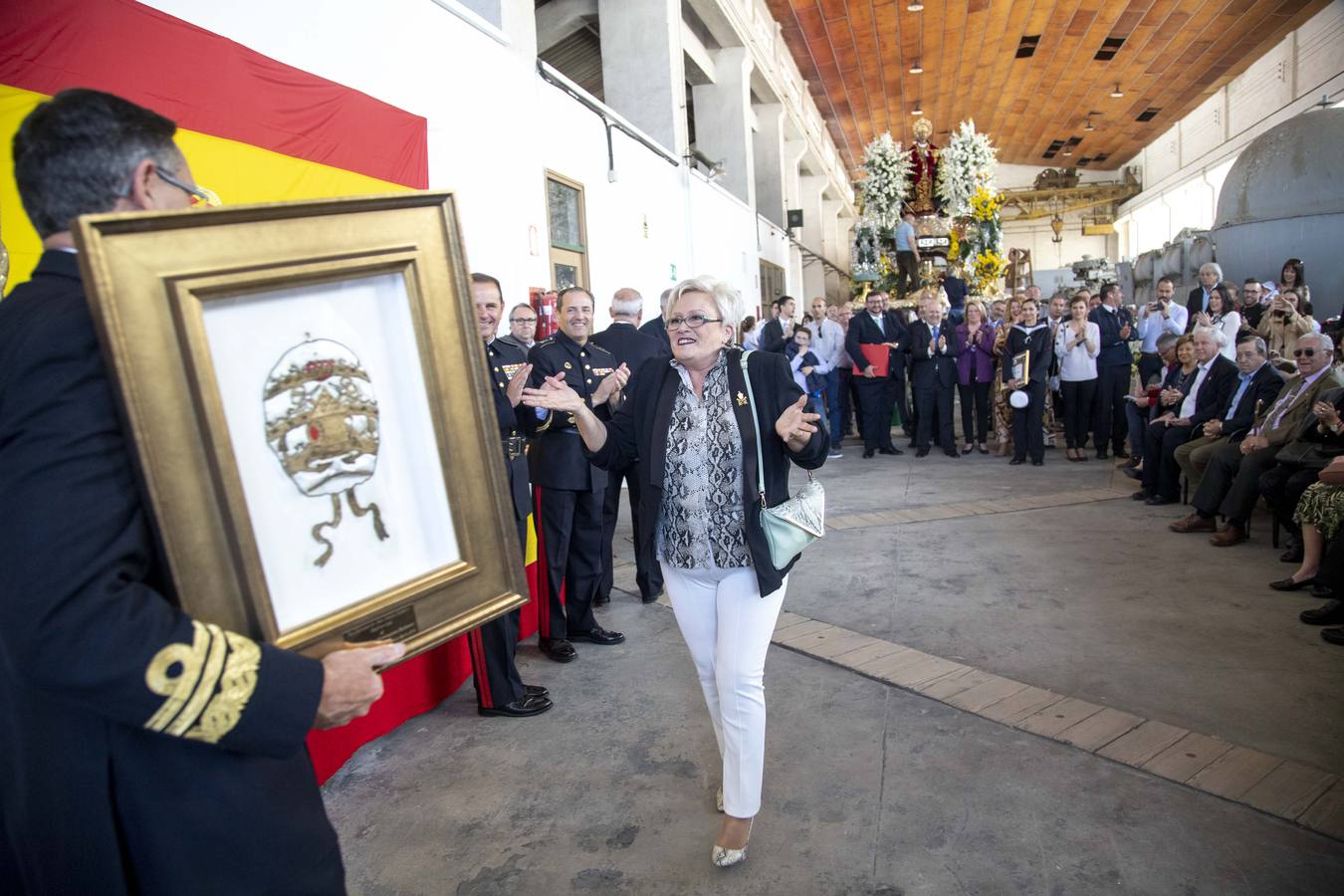 Doscientas personas asistieron a la concesión del Escudo de la Capa a Mari Luz Domínguez en el taller de cañones del Arsenal Militar