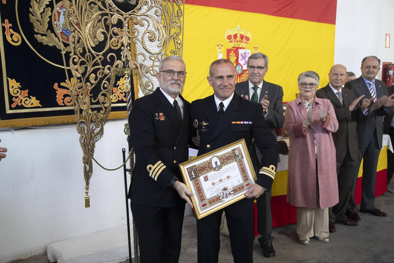 Doscientas personas asistieron a la concesión del Escudo de la Capa a Mari Luz Domínguez en el taller de cañones del Arsenal Militar