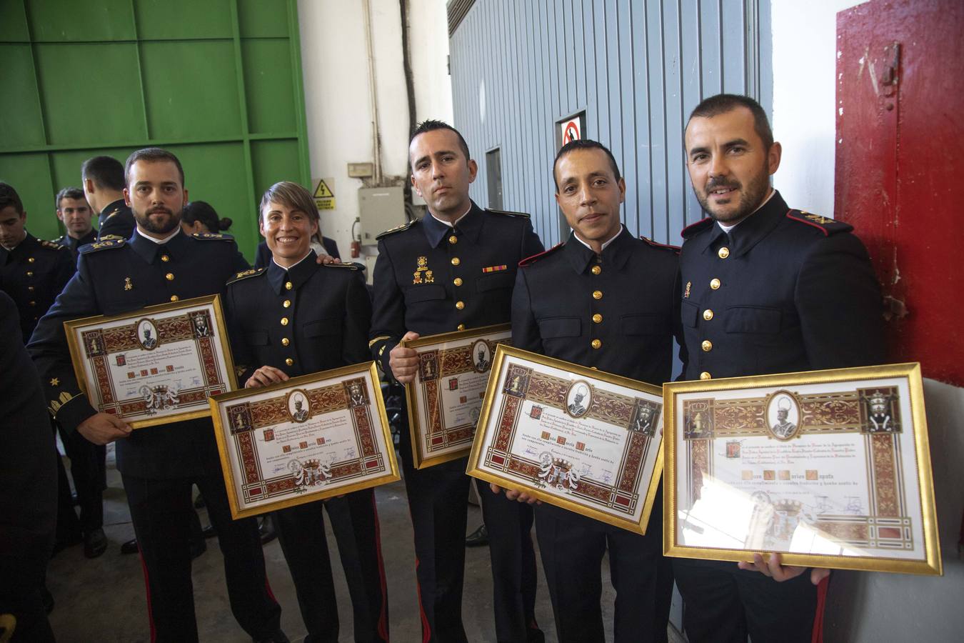 Doscientas personas asistieron a la concesión del Escudo de la Capa a Mari Luz Domínguez en el taller de cañones del Arsenal Militar