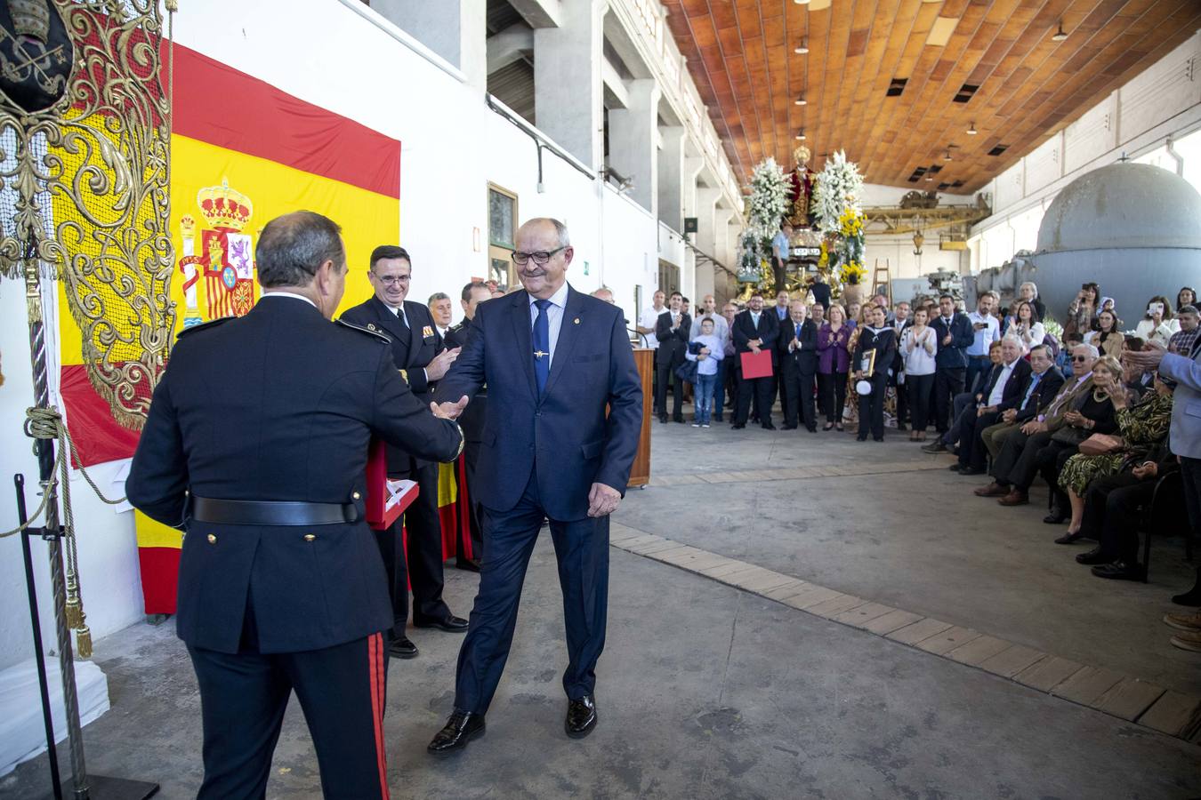 Doscientas personas asistieron a la concesión del Escudo de la Capa a Mari Luz Domínguez en el taller de cañones del Arsenal Militar