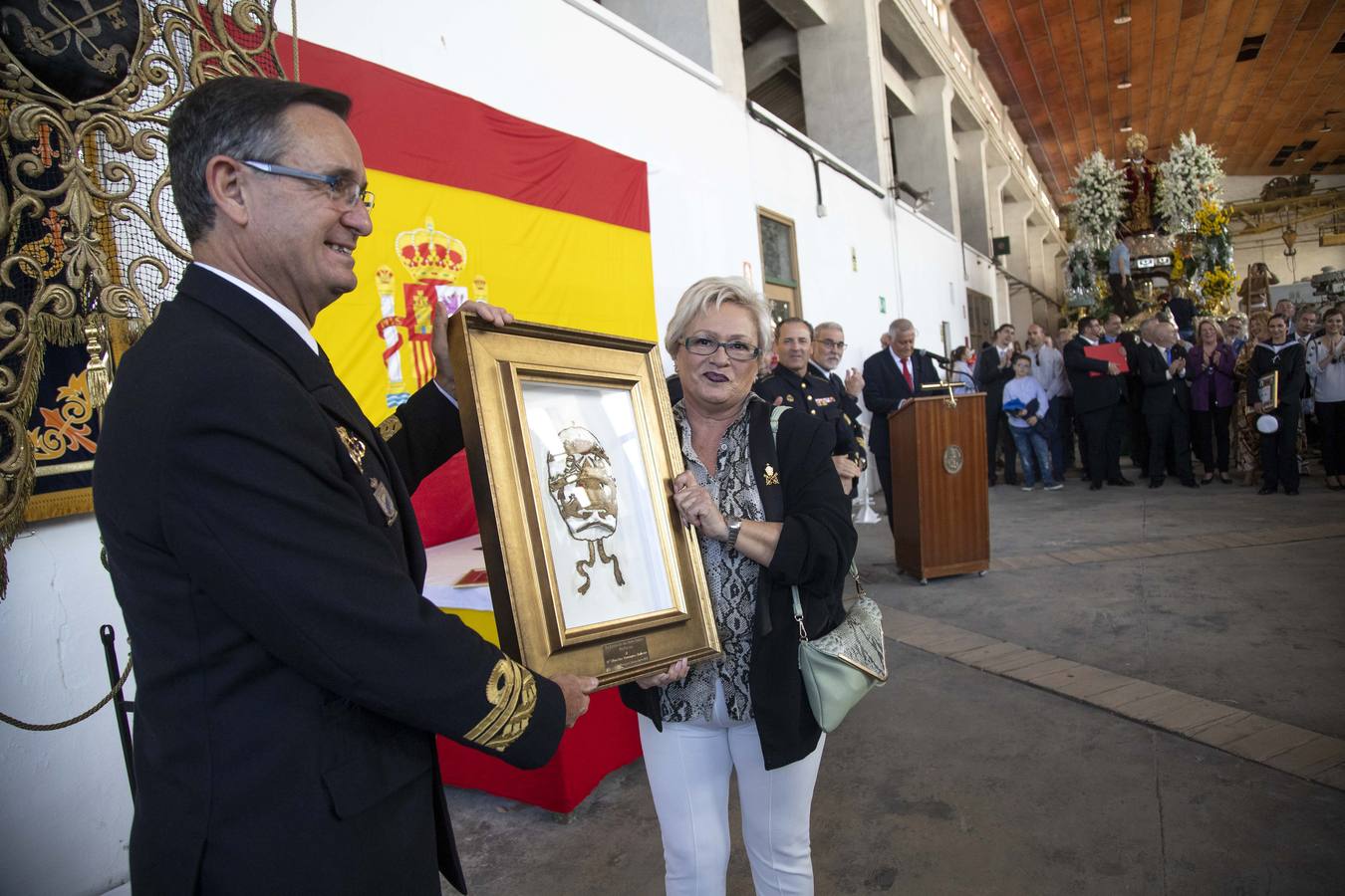 Doscientas personas asistieron a la concesión del Escudo de la Capa a Mari Luz Domínguez en el taller de cañones del Arsenal Militar