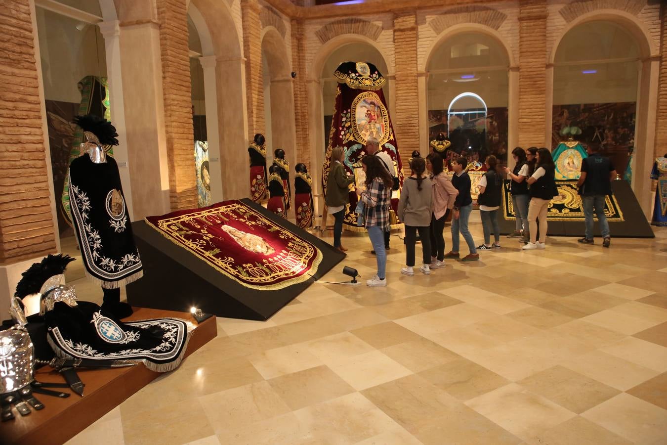 La cofradía lorquina enriquece su procesión romana con estas piezas a las que se ha dedicado un año entero.