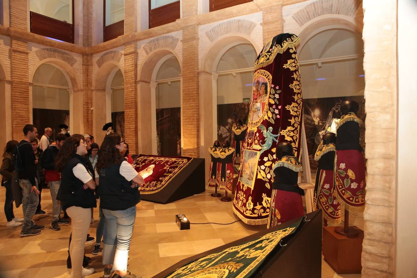 La cofradía lorquina enriquece su procesión romana con estas piezas a las que se ha dedicado un año entero.