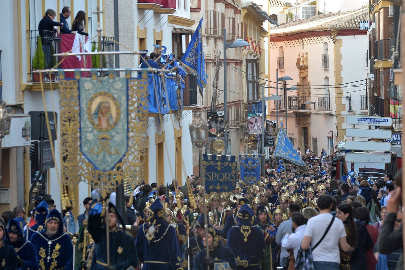 Las insignias de azules y blancos ondeando al aire al son de sus himnos, es una estampa inconfundible de la Semana Santa lorquina