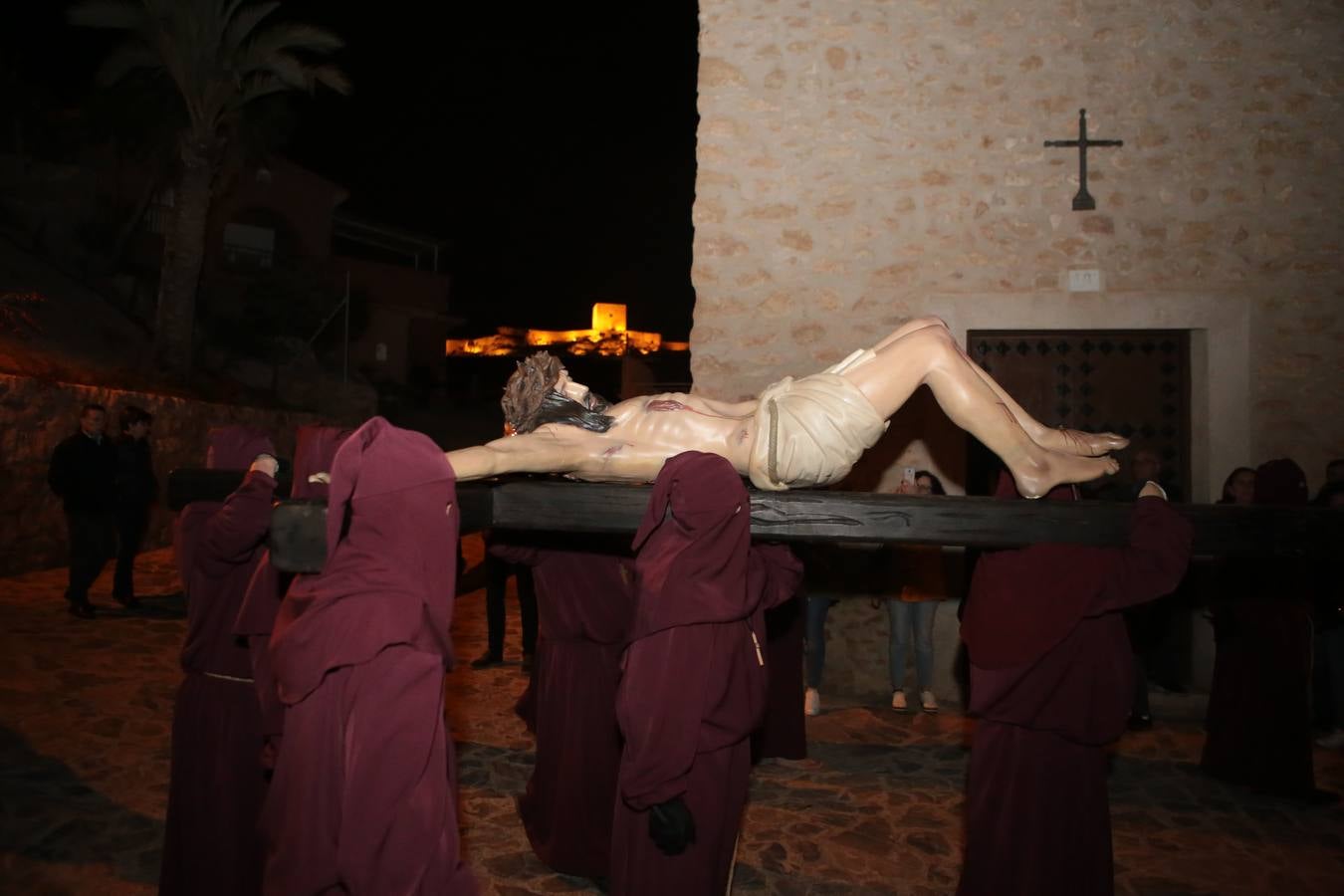 El Paso Morado estrenó en este recorrido penitencial el nuevo estandarte con la imagen de Jesús bordado en sedas.